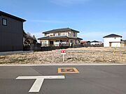 全面道路6m/10mの角地です。