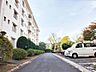 駐車場：建物の目の前には駐車場も完備。平面駐車場なので、大きめのお車も駐車できます。