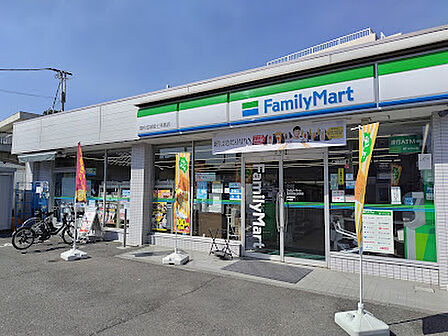 ファミリーマート 調布成城富士見橋店 徒歩10分