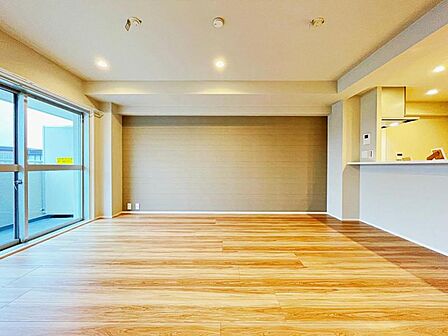 南西向けのリビング。採光・通風良好です。