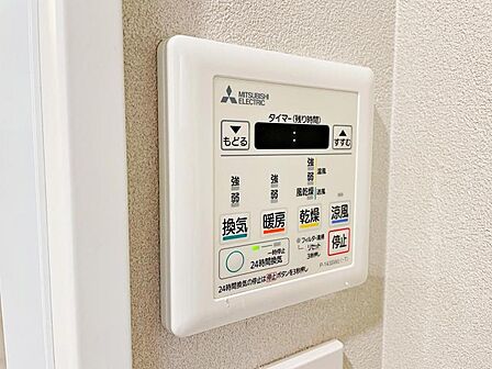 【浴室乾燥・暖房機】雨の日も室内干しできます。