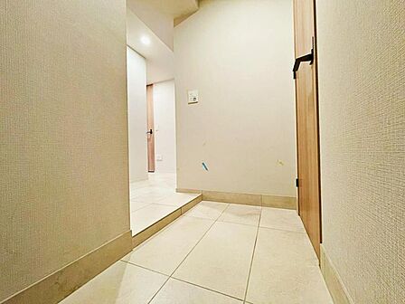 人感センサー付き照明の玄関です。
