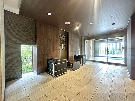 ロビーにはベンチが設置されており、居住者同士の憩いの場やゲストの方との待ち合わせ場所として利用することができます!