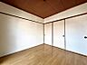 室内：開放感ある洋室。各室収納付きのためお部屋がスッキリ片付きます◎