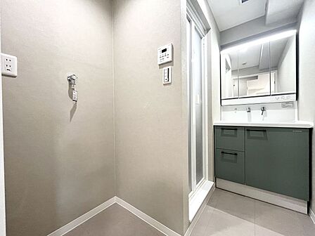 三面鏡の洗面台と洗濯機置場です!