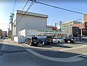 ファミリーマート玉出西店 184m