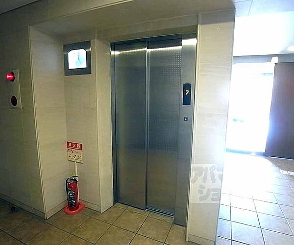 画像6:モニター付エレベーター