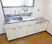 綺麗な広いキッチンです。