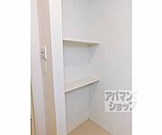 洗濯機置き場前にちょっとした棚がございます。
