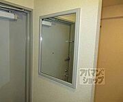 玄関に鏡がついています
