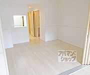 奥行きのある室内です。