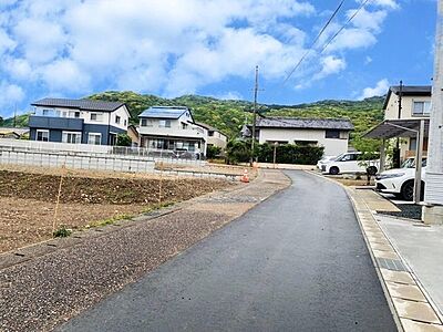 外観：前面道路含む現地写真