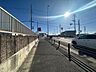 外観：前面道路含む現地写真
