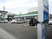 ファミリーマート北野駅前通り店 211m