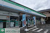ファミリーマート東大泉六丁目店 徒歩7分。コンビニ 520m