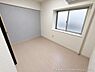 その他：用途を選ばないシンプルな居室。ワークスペースや趣味の部屋としても活用できます。窓から光が差し込む明るい空間です。