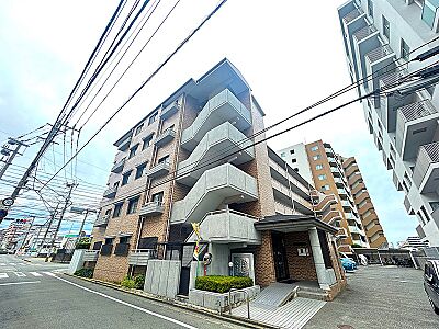 外観:閑静な住宅街に調和する落ち着いた佇まい。毎日の「ただいま」が心地よく響く、そんな安心感に包まれた外観です。(2026年8月)撮影 外観:閑静な住宅街に調和する落ち着いた佇まい。毎日の「ただいま」が心地よく響く、そんな安心感に包まれた外観です。(2026年8月)撮影