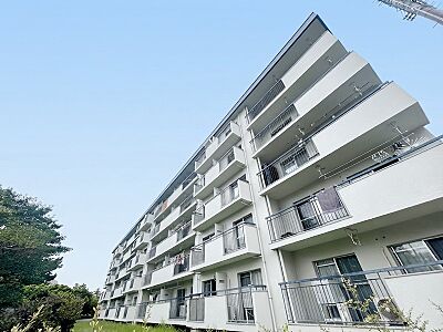 外観:四季折々の風景に映える美しい佇まい。安心感と温もりを感じる外観が、日々の暮らしをやさしく包み込みます。 外観:四季折々の風景に映える美しい佇まい。安心感と温もりを感じる外観が、日々の暮らしをやさしく包み込みます。
