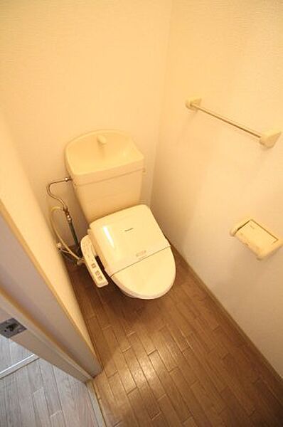 画像6:トイレ（温水洗浄暖房便座付）