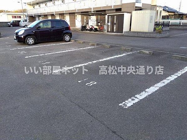 画像18:駐車場