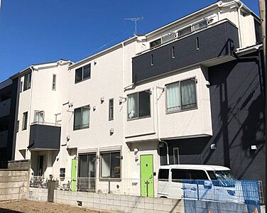 外観：【頑丈な木造】「とにかく頑丈に！」と依頼して建てました。目の前がコンビニなので夜中でも便利な立地です。※隣地アパート建築中。