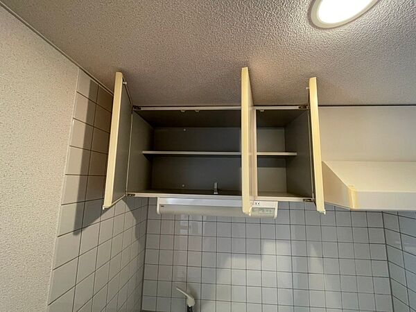 画像22:キッチン上段に収納がありますので、食器などを収納出来ます。