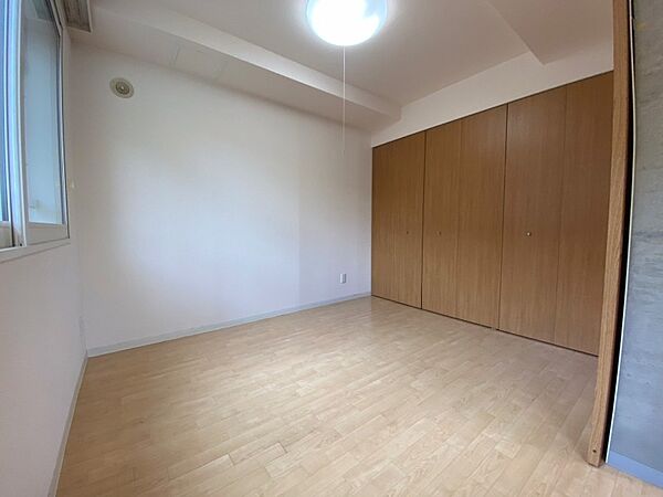 画像23:寝室を別角度から撮りました。どう家具を配置しますか？