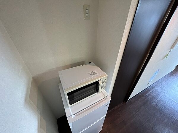 画像20:キッチン後ろには冷蔵庫を置けるスペースがありますね。