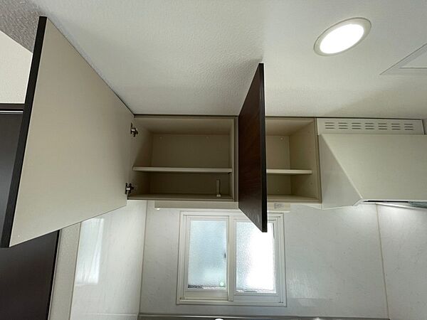 画像24:キッチン上段に収納がありますので、食器などを収納出来ます。