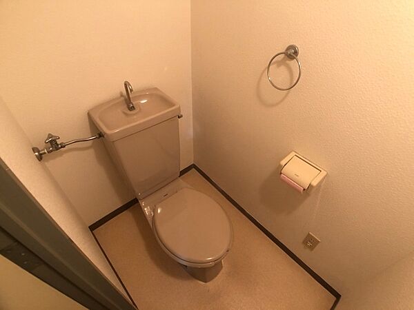 画像11:トイレの上には物を置くスペースもあるので便利です。