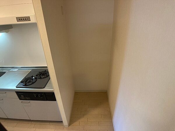 画像21:キッチンの横には冷蔵庫を置けるスペースがありますね。