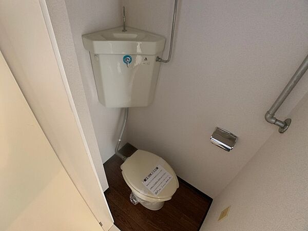 画像11:シンプルなタイプのトイレになります。お手入れも簡単そうです。