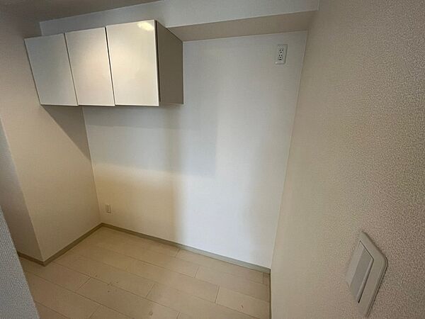 画像21:キッチン後ろには冷蔵庫を置けるスペースがありますね。