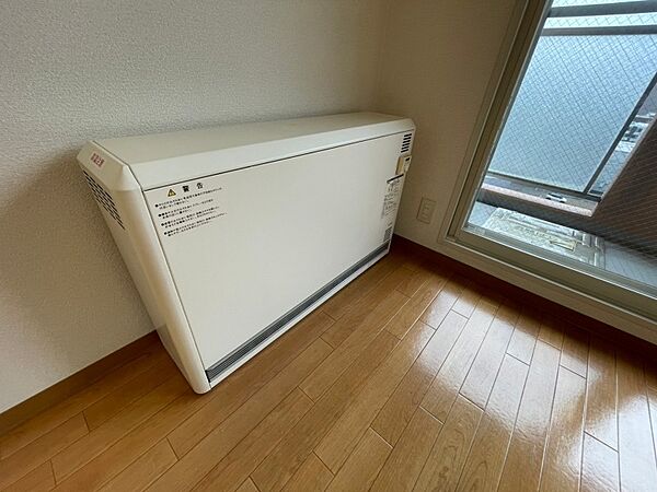 画像14:電気暖房です。冬場の寒い日でも安心ですね〜