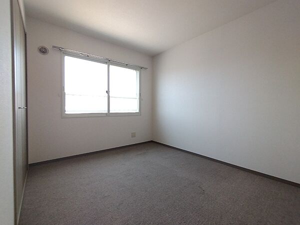画像22:寝室を別角度から撮りました。どう家具を配置しますか？