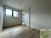 木目のフローリングは落ち着きのある印象のお部屋になりますね。