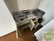 キッチン下のスペースも。食品ストックも入りますね。