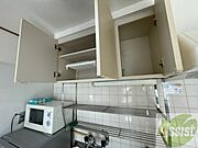 キッチン上部の棚に台所用品や食器などを入れることができます。