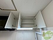 キッチン上部の棚に台所用品や食器などを入れることができます。