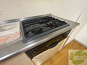 システムキッチン完備で3口ついているので料理もできます！