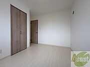 別角度から寝室を撮ってみました。家具の配置もしやすそう。