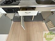 キッチン下の棚に台所用品や食器などを入れることができます