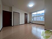 木目のフローリングは落ち着きのある印象のお部屋になりますね。