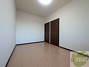 寝室はこちらです。光が差し込む、温かみのあるお部屋です。