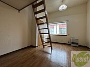 木目のフローリングは落ち着きのある印象のお部屋になりますね。