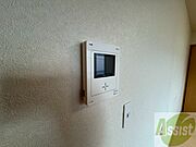 TVモニター付インターホンです。来客者の顔が見えるので安心！