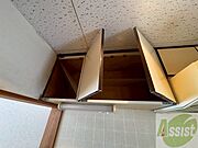 キッチン上部の棚に台所用品や食器などを入れることができます。