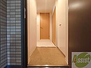 玄関の様子です。明るい印象ですね。気分もあがりそう。