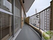 バルコニーです。洗濯物を干したり一息ついたりできますね！