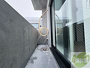 バルコニーです。洗濯物を干したり一息ついたりできますね！